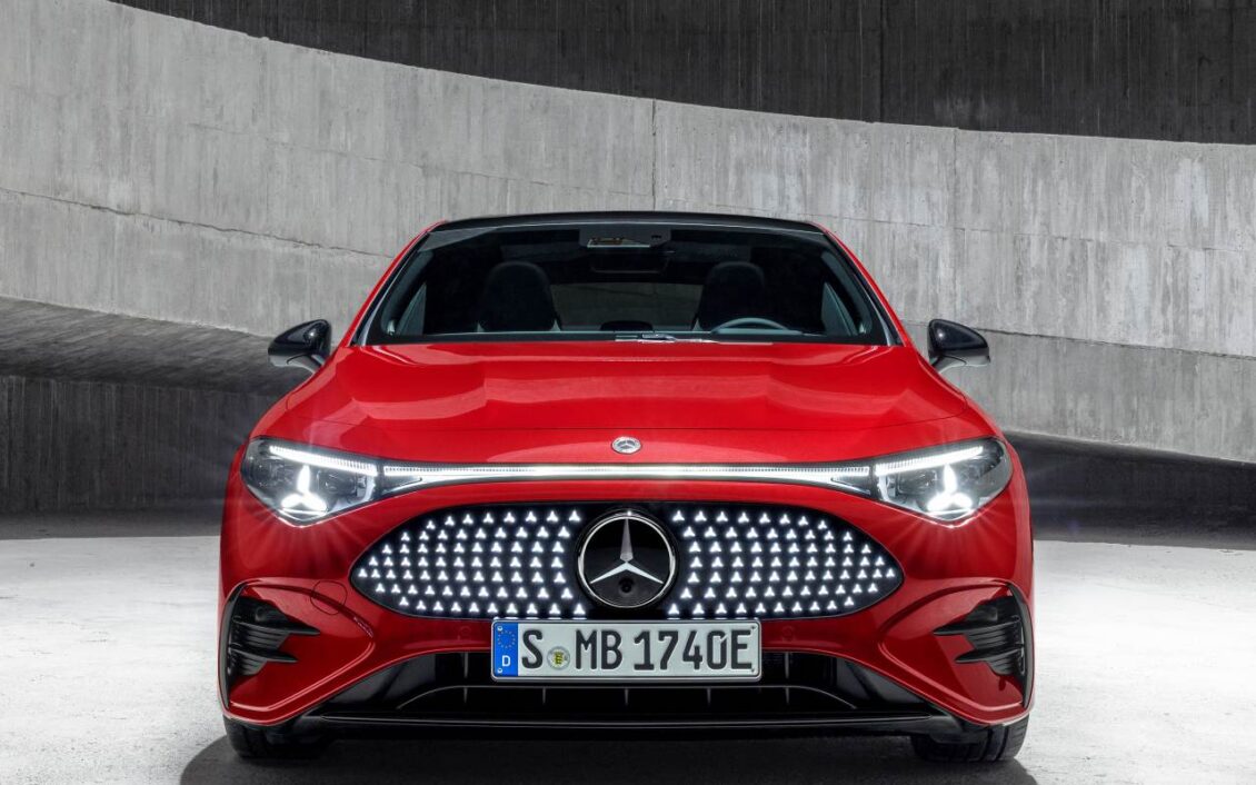 El Mercedes CLA eléctrico es un tanque disfrazado de sedán: pesa más que un Clase S