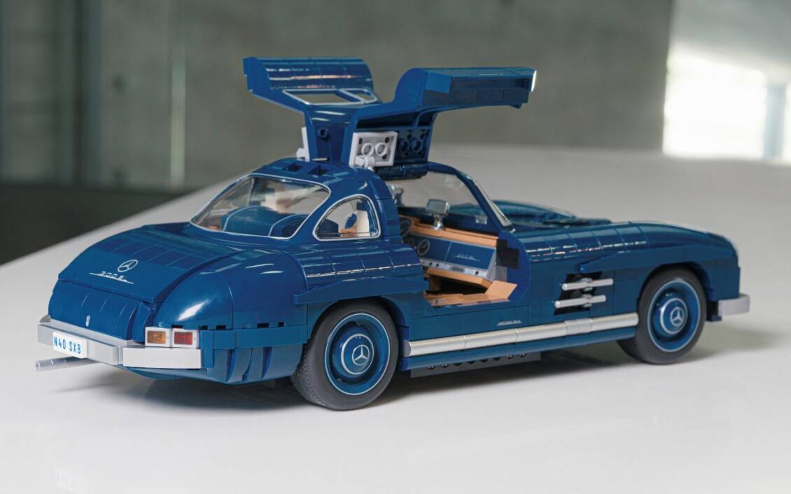 Este Mercedes-Benz 300 SL a escala 1:12 de construcciones es lo que necesitas para llenar tu estantería