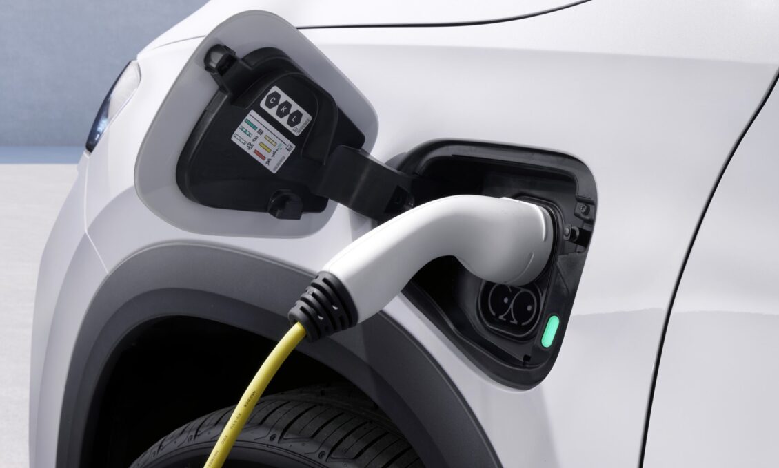 Ventajas de los coches híbridos enchufables: ¿por qué son una opción inteligente para los que quieren electrificarse pero no al 100%?
