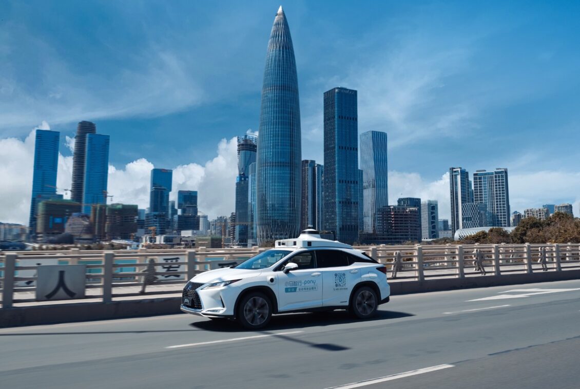 El incendio de un robotaxi obliga a Pony.ai a suspender sus operaciones: crecen las dudas sobre la seguridad del vehículo autónomo