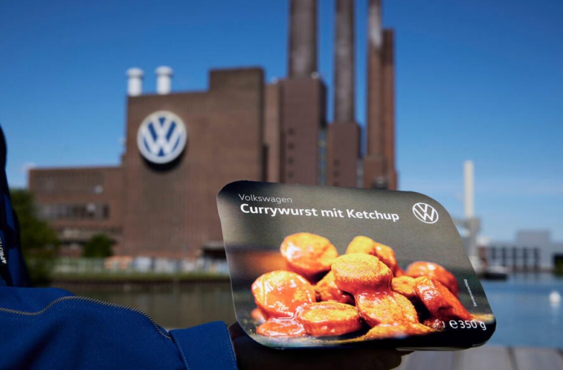 Volkswagen se pasa a la comida preparada: la mítica Currywurst evoluciona