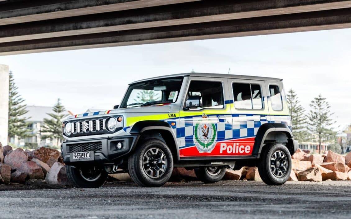 El Sargento Jimny se presenta para el servicio policial