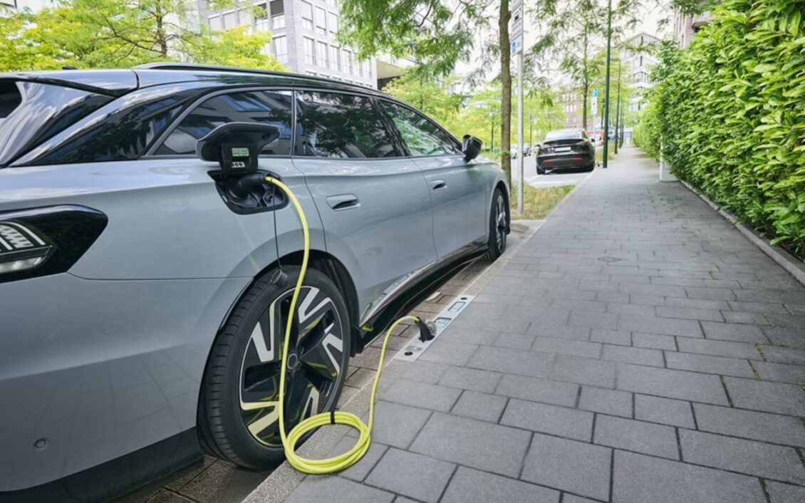 Este bordillo es el último escalón que ha superado el coche eléctrico…