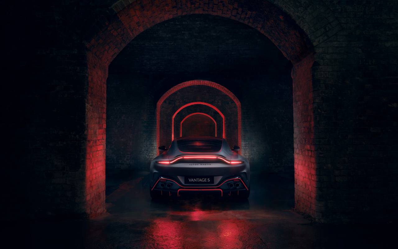 trasera Aston Martin Vantage S