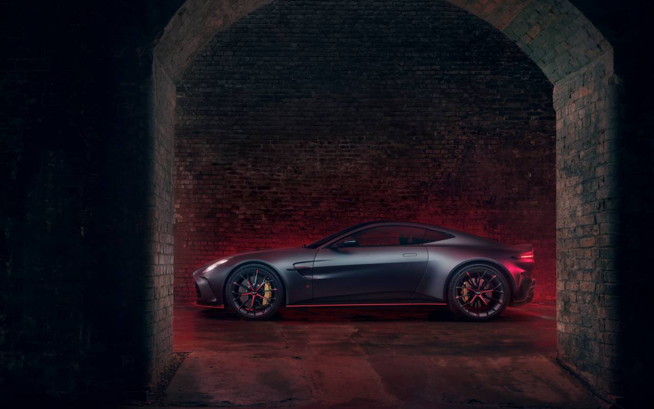 lateral Aston Martin Vantage S