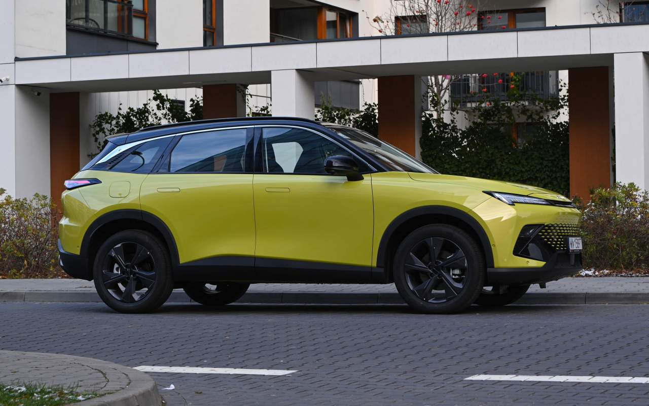 lateral BAIC X55