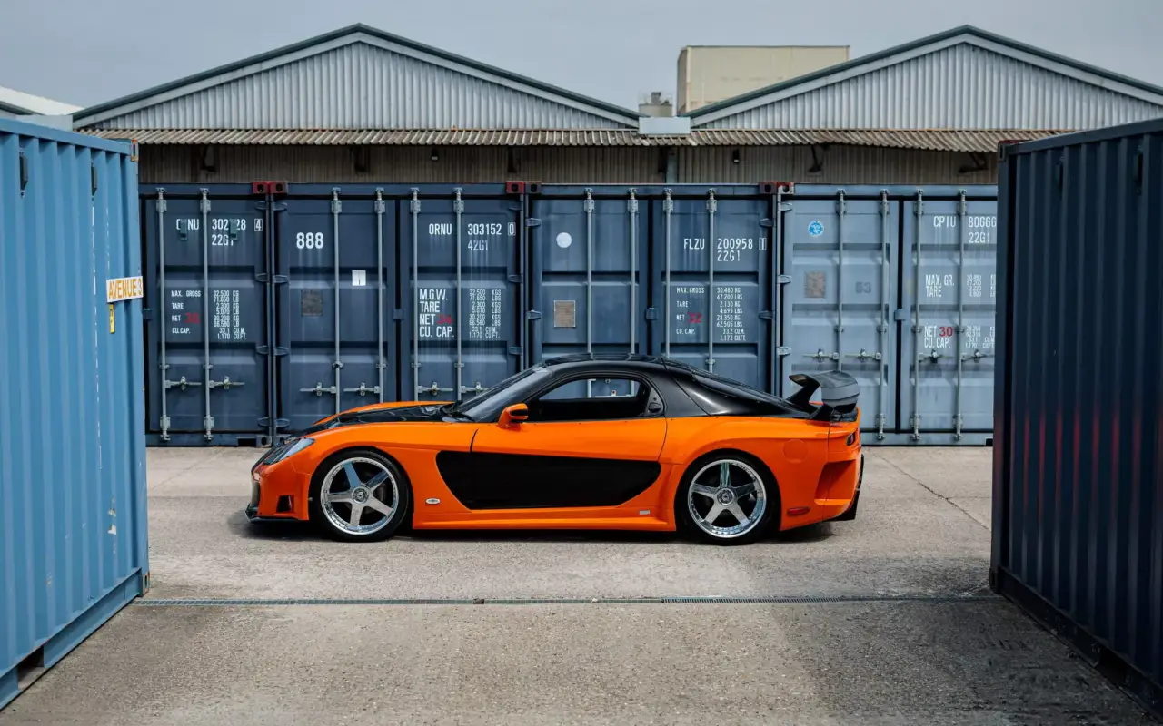 lateral Mazda RX-7 de Han en Fast & Furious
