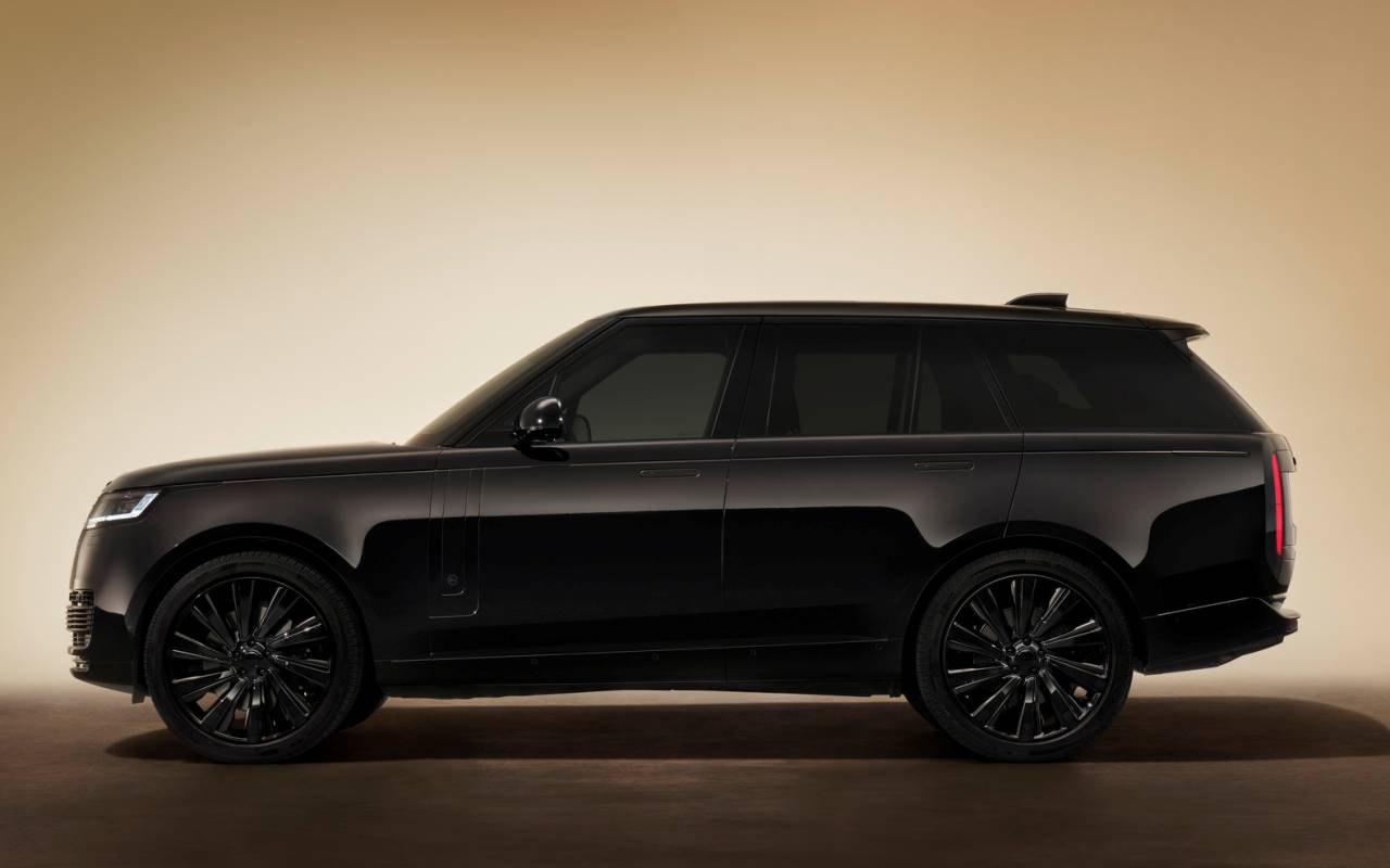 lateral Range Rover SV Black 2025