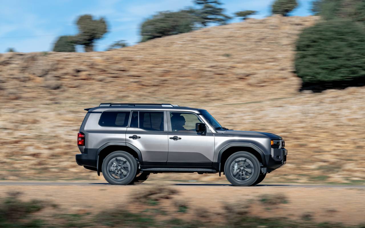 lateral Toyota Land Cruiser Mild Hybrid