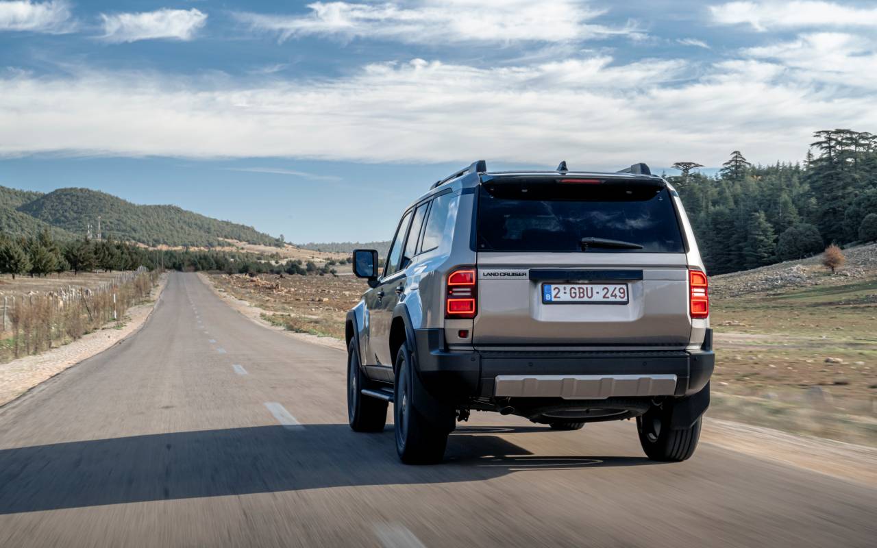 trasera Toyota Land Cruiser Mild Hybrid