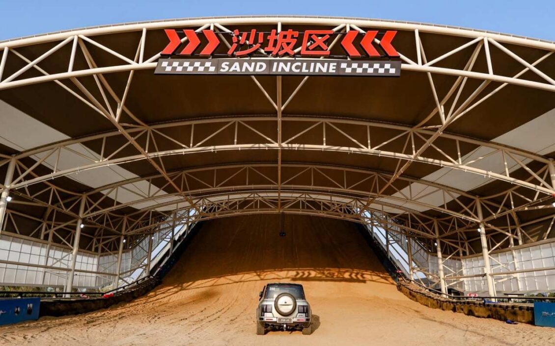 BYD abre su propio parque temático para coches: hasta una duna con 6200 toneladas de arena del desierto