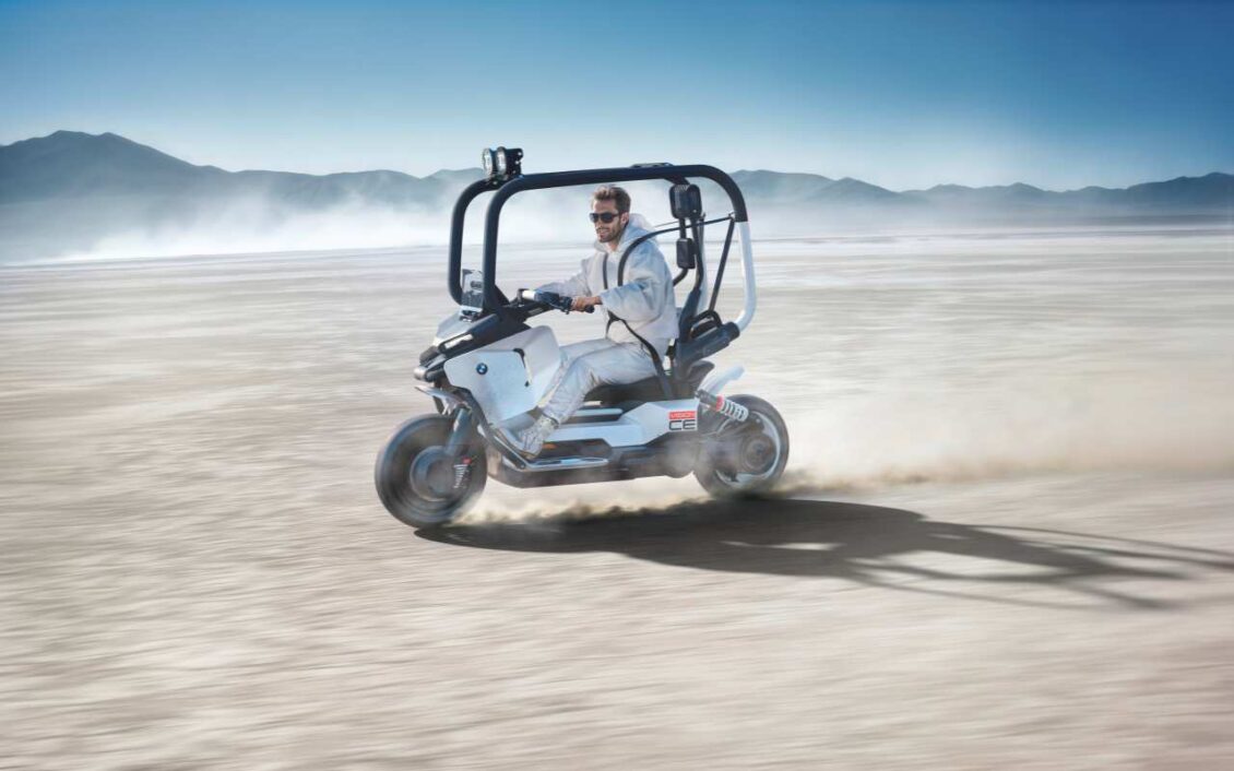 BMW vuelve a apostar por la moto sin casco y con cinturón
