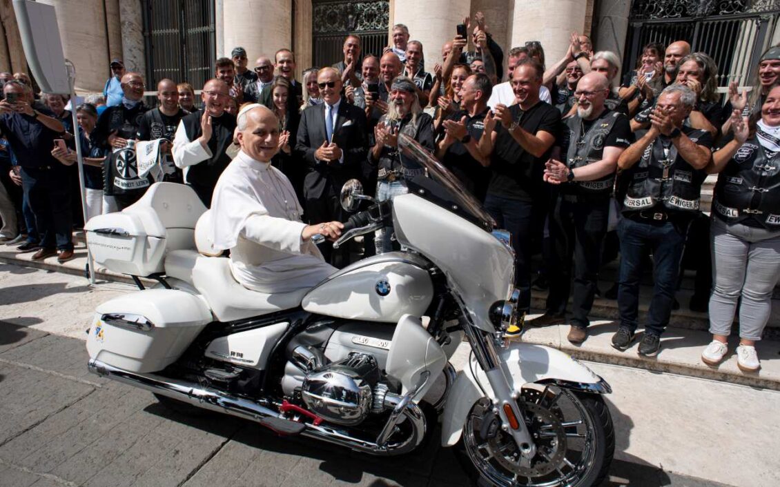 Ver al Papa León XIV montado en una BMW R 18 Transcontinental es lo más curioso que verás esta semana…