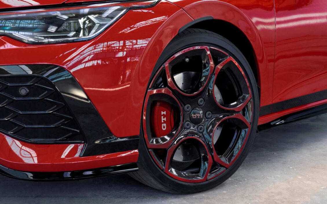 El nuevo Golf GTI EDITION 50 ya tiene precio: 325 CV para el GTI más potente de la historia El nuevo Golf GTI EDITION 50 ya tiene precio: 325 CV para el GTI más potente de la historia