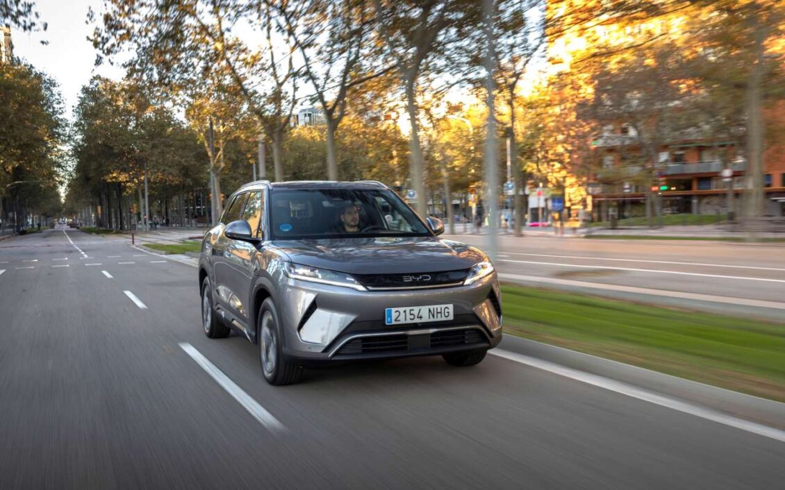 BYD ATTO 2 Comfort, ahora sí: más batería, mayor refinamiento dinámico y un salto en la recarga