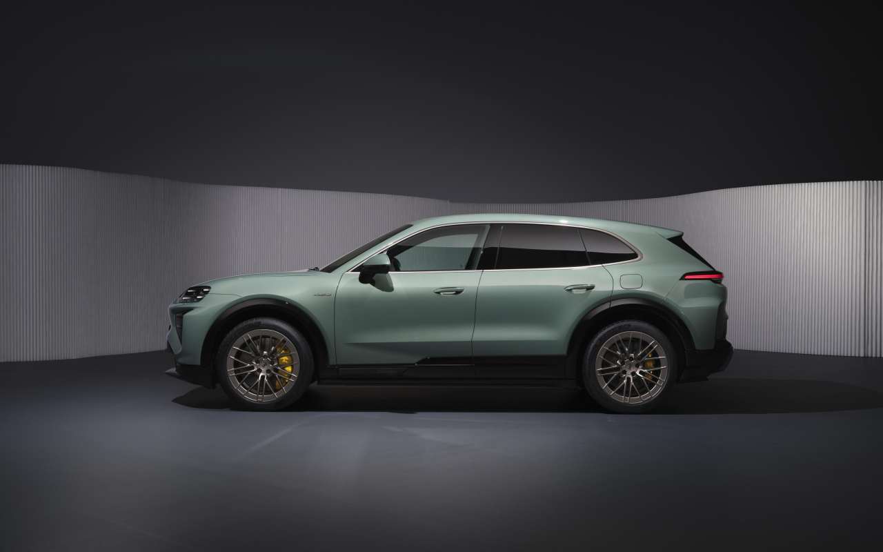 lateral Porsche Cayenne Electric