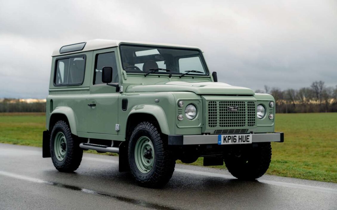 El último Land Rover Defender Heritage Edition sale a subasta: una pieza histórica única para coleccionistas