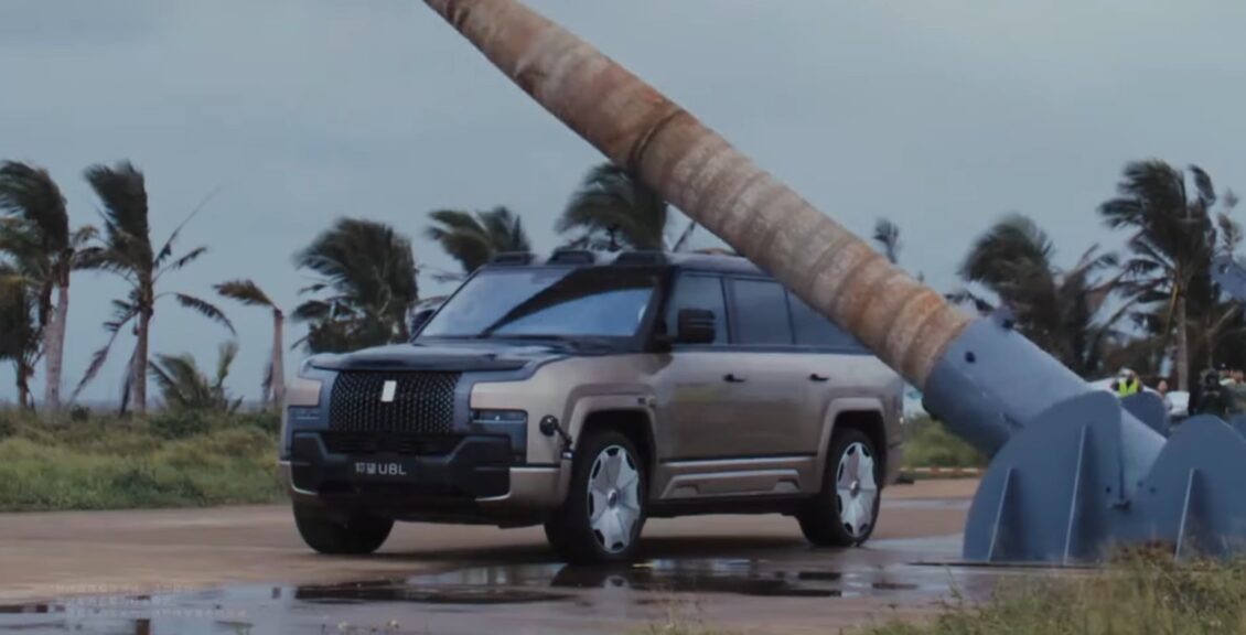 BYD deja caer una palmera gigante sobre el YangWang U8 y el SUV sale ileso