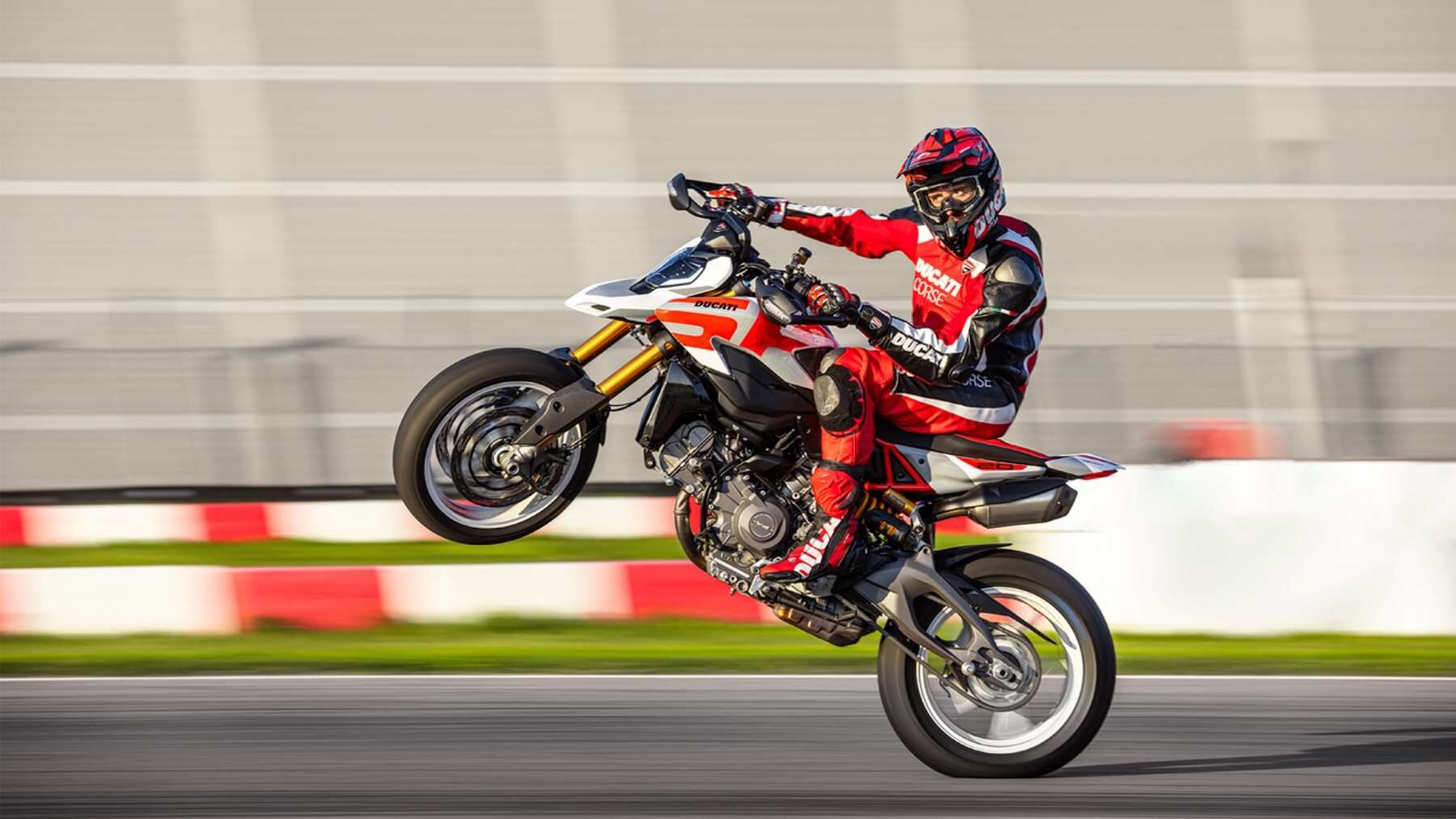 Nueva Ducati Hypermotard V2: más ligera, ágil, sofisticada y potente