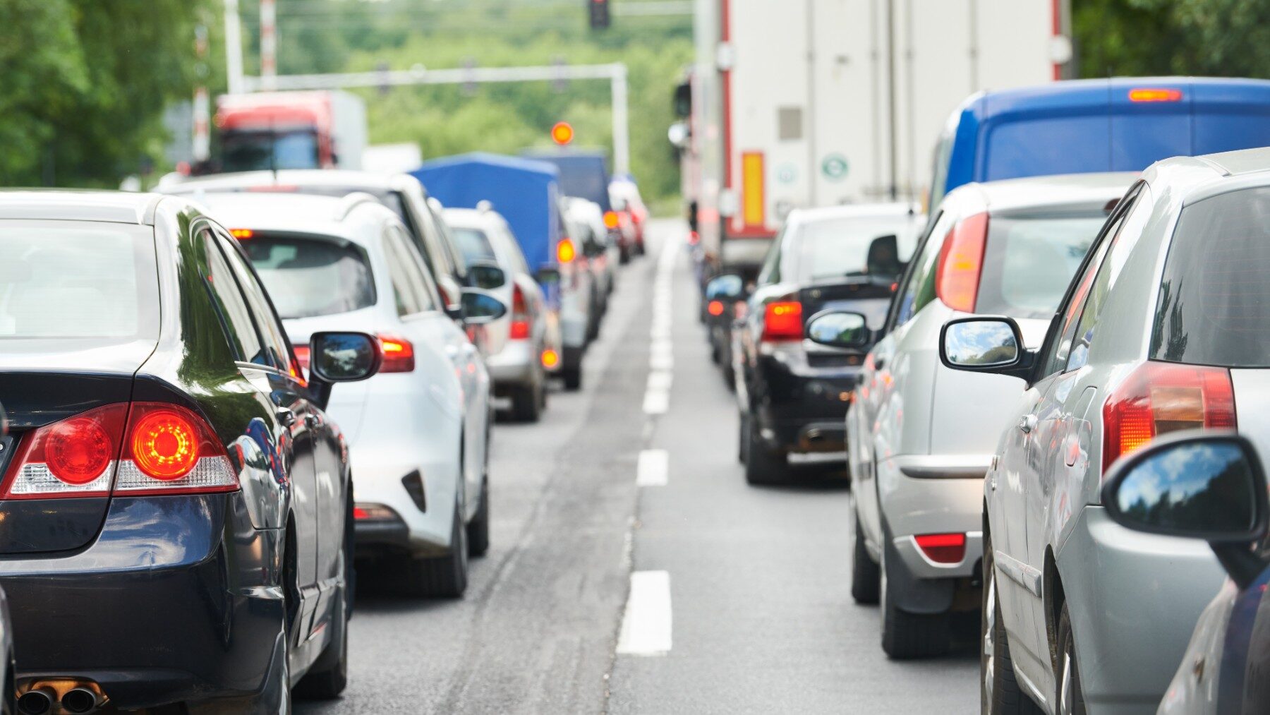 Qué es el carril VAO, quién puede circular y el detalle que suele acabar en multa