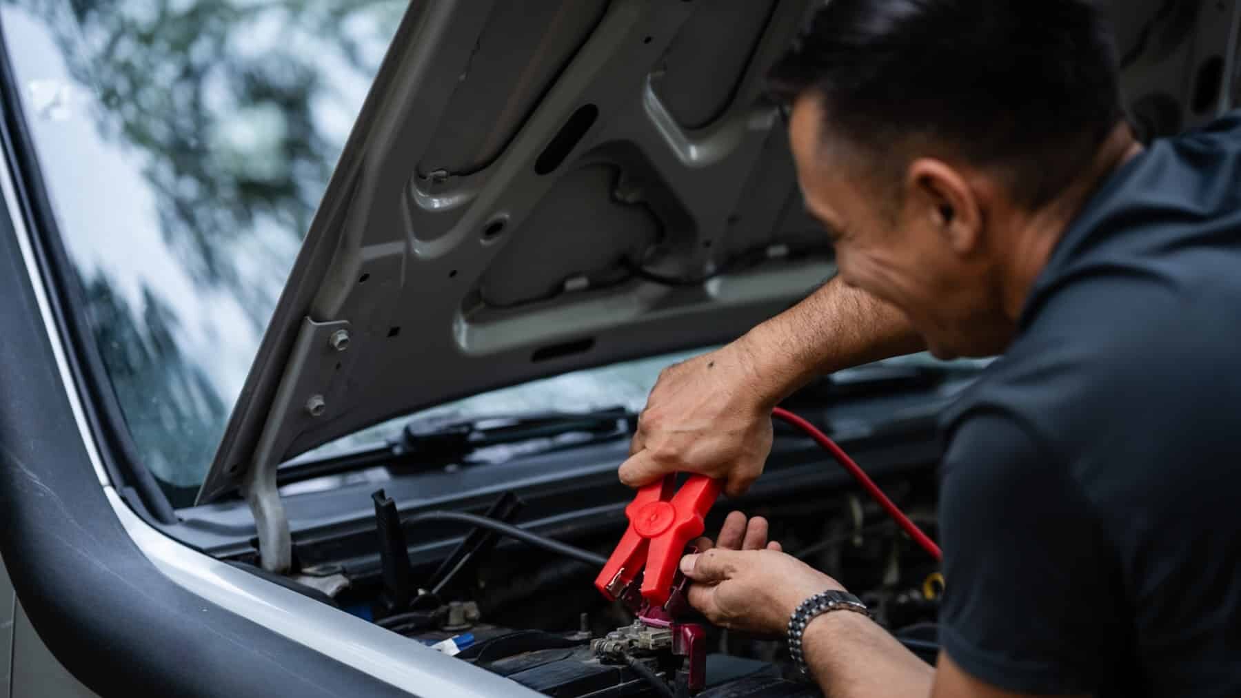 Batería de coche: cuánto dura, señales de desgaste y cuándo conviene cambiarla antes del susto