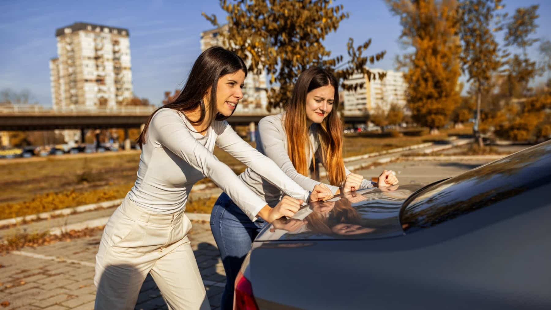 Coche sin batería: cómo arrancar un coche que se ha quedado sin batería y qué revisar después