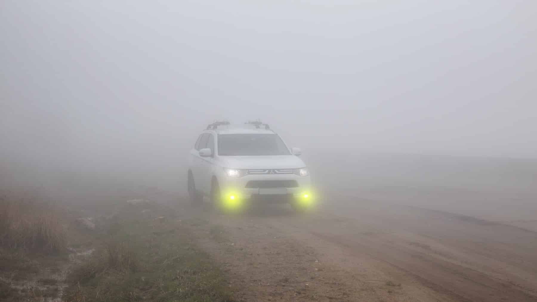 Luces antinieblas: cuándo hay que ponerlas, cuándo no y cómo usarlas sin jugarte la multa
