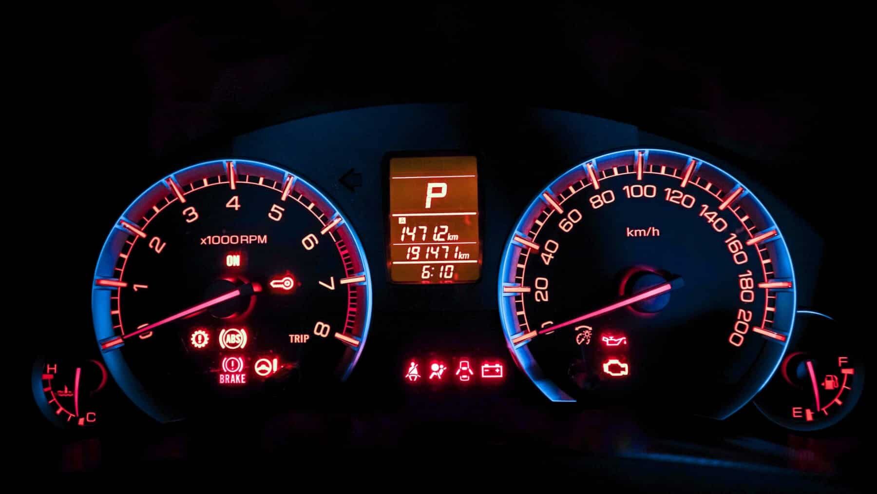 Testigos luminosos del tablero: significado, prioridades y qué hacer según la luz que se encienda