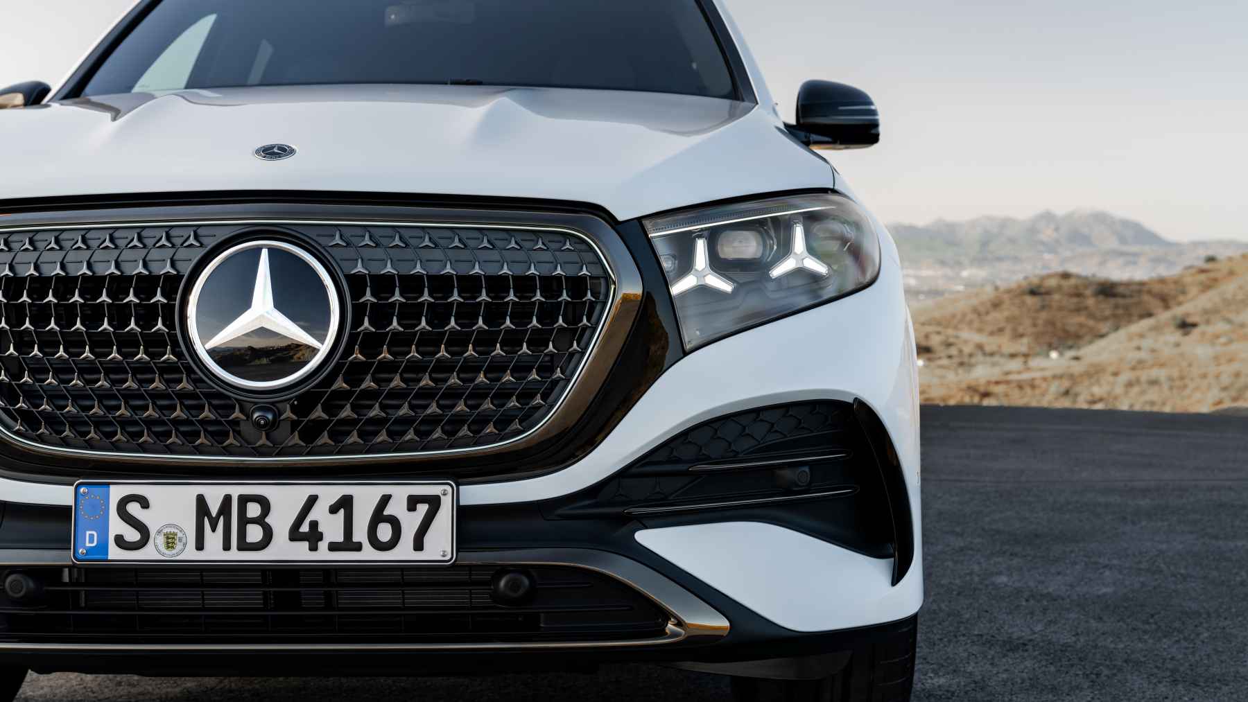 Todos mirando a los chinos y va Mercedes y presenta su nuevo GLE SUV. Tiene un V8, ve los baches antes que tú y además charla contigo de lo que quieras