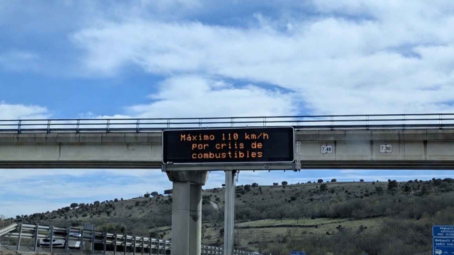 Bruselas quiere obligarte a ir más lento y proponen bajar la velocidad en autopistas, te recomiendan no volar y que no gastes. Eso sí, de bajar impuestos mejor para la siguiente crisis