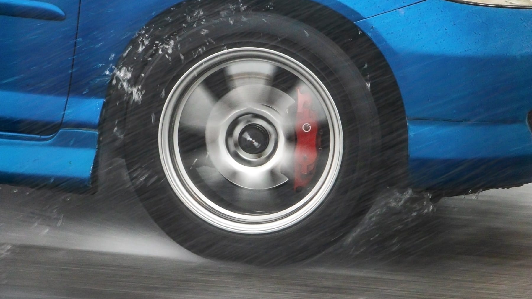 Aquaplaning: qué es, cómo se produce y cómo evitarlo antes de acabar en el susto