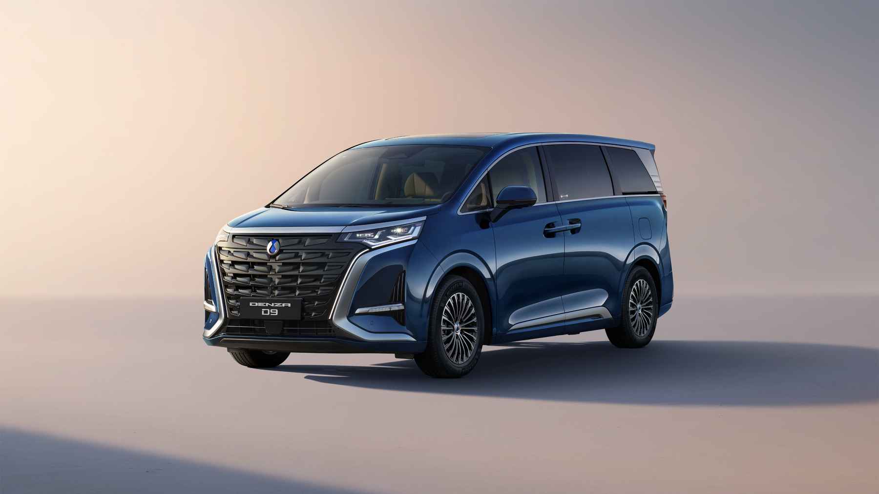 BYD ya ofrece en Europa un híbrido enchufable con ADN Mercedes que va directo a por el Clase V, tiene pegatina CERO, casi 1000 km de autonomía y 7 plazas para adultos grandes