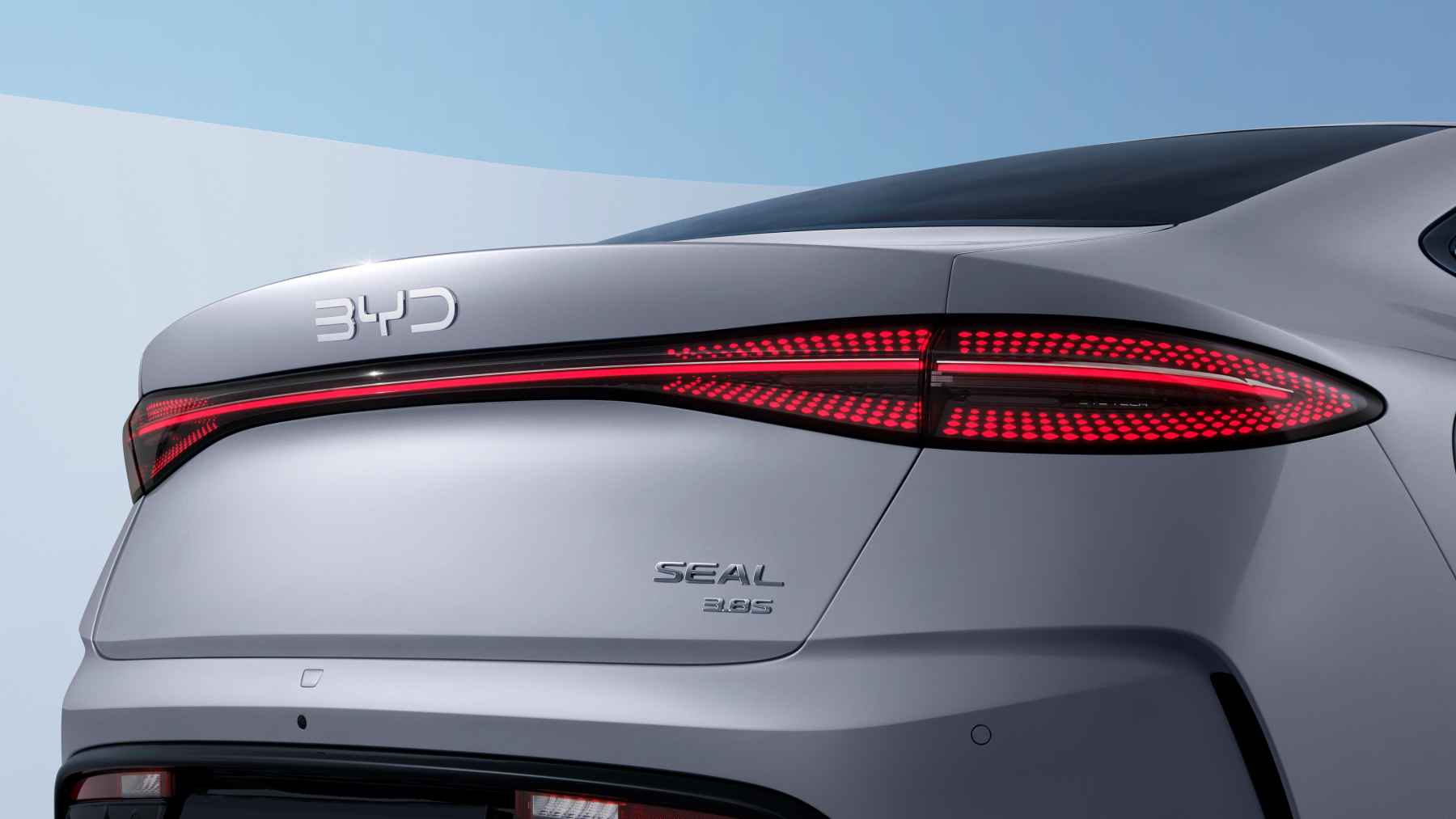 El anti Tesla de BYD se actualiza: ahora con menos ‘chinadas’, 557 litros para maletas y por menos de 35.000 euros pero aún por debajo de Elon