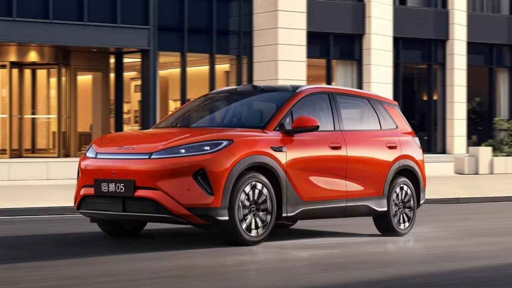 BYD lanza un híbrido enchufable con 2.105 km de autonomía que cuando se queda sin batería consume 3,1 litros cada 100 km. Confirmado el hermano mayor del Atto3