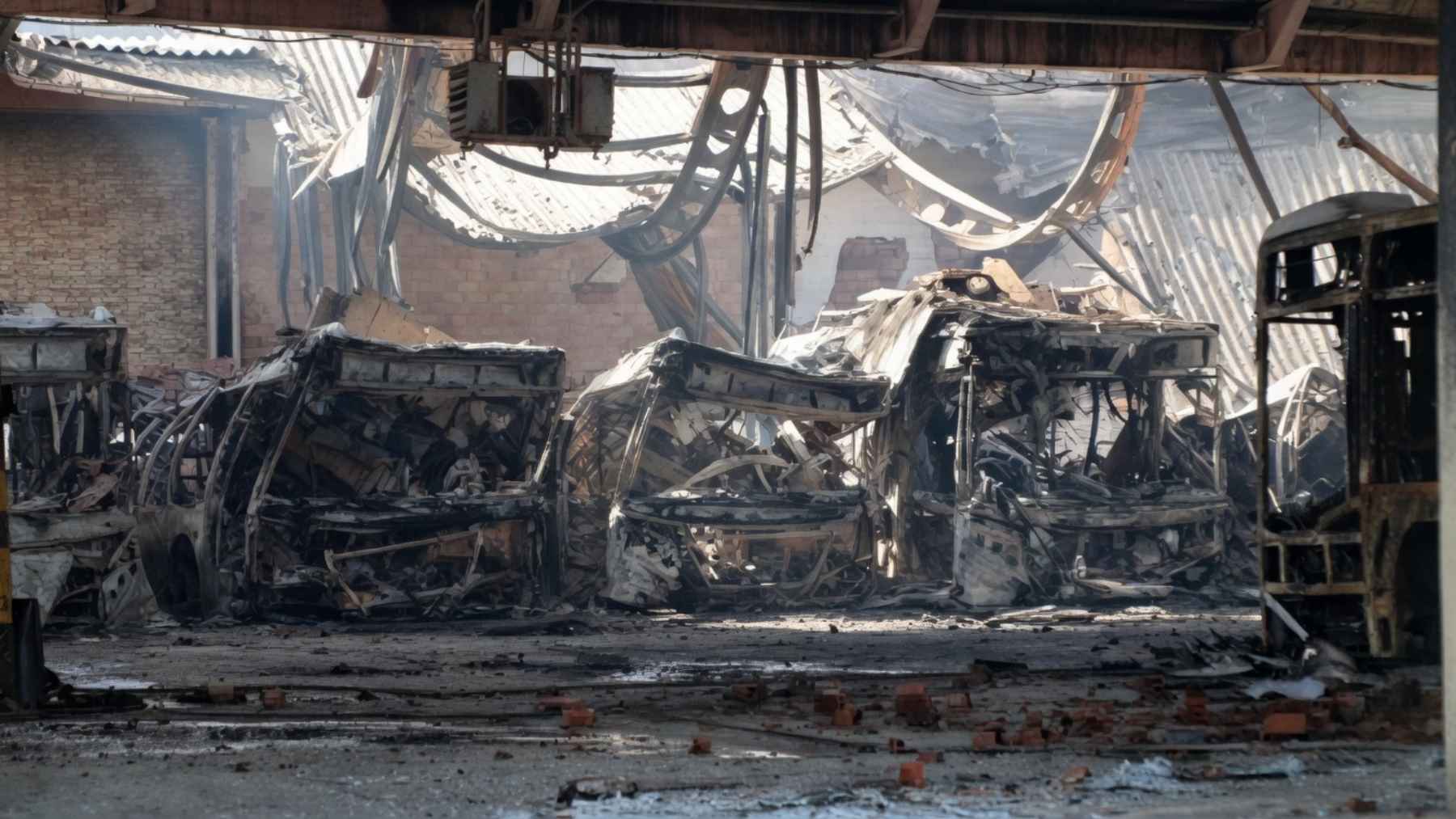 De la noche a la mañana Burgos se ha quedado sin autobuses, un incendio calcina el 52% de su flota pública: Madrid ofrece una solución gratuita