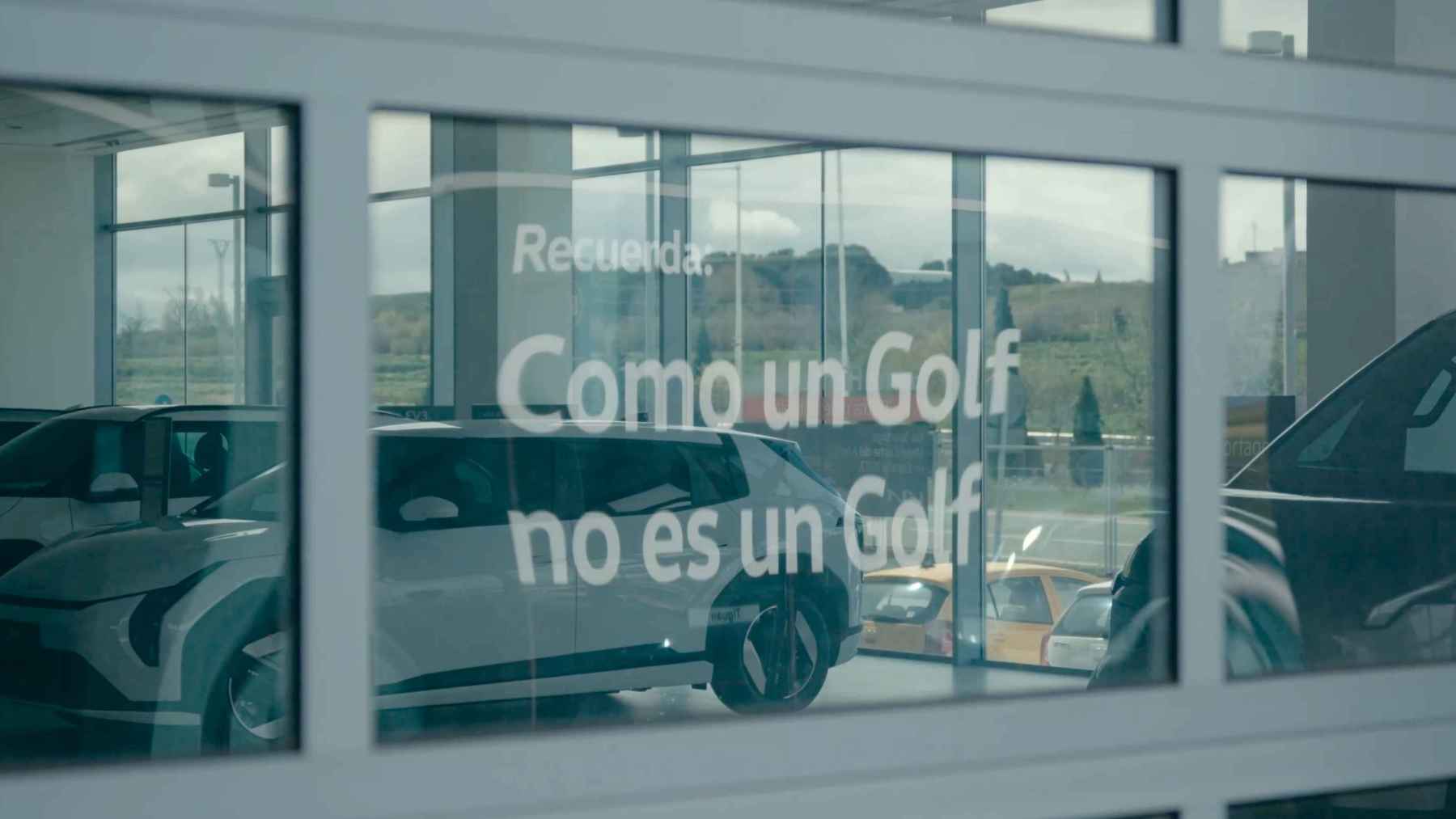 Volkswagen trolea a KIA, Hyundai y OMODA con sus propios escaparates en su última campaña de publicidad
