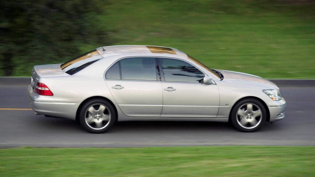 5 coches de lujo de segunda mano que te recomendamos si quieres que te duren para toda la vida: mantenimientos caros y recambios a precio de oro, pero lujo por menos de 10.000 euros