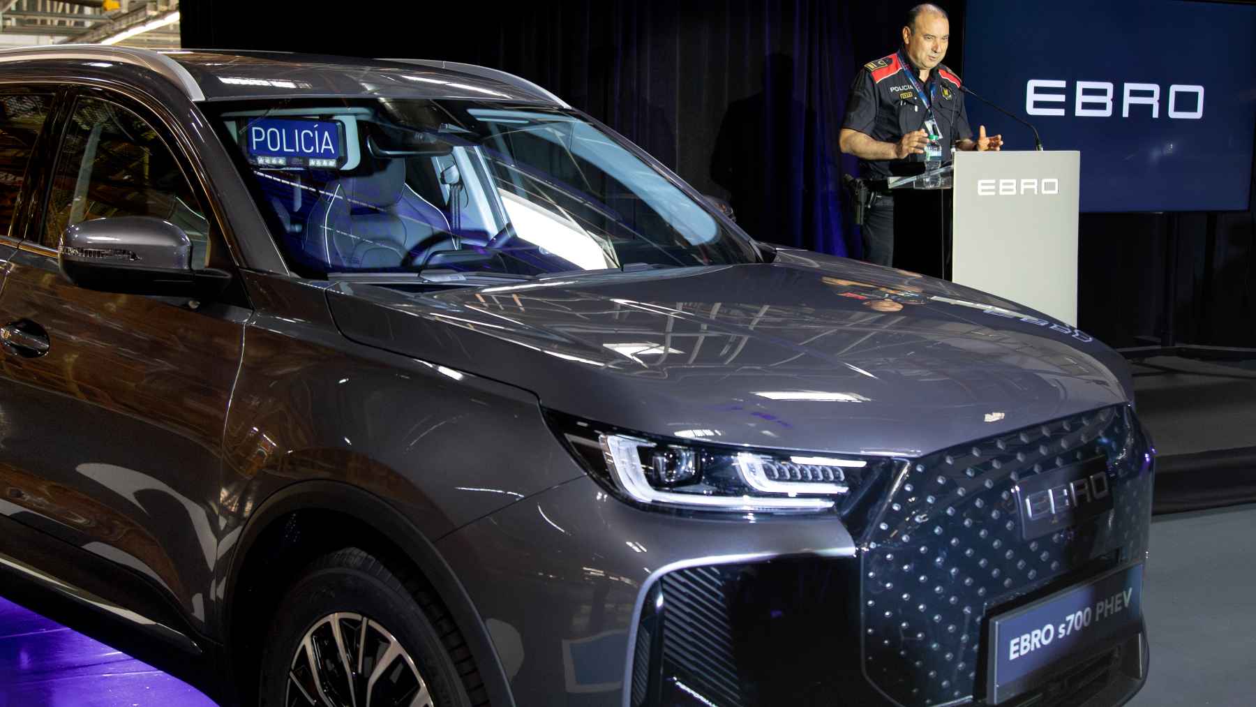 La policía compra EBRO como coche patrulla. Con 279 CV, 1200 km de autonomía y 90 km en modo eléctrico, este coche chino hecho en España puede triunfar