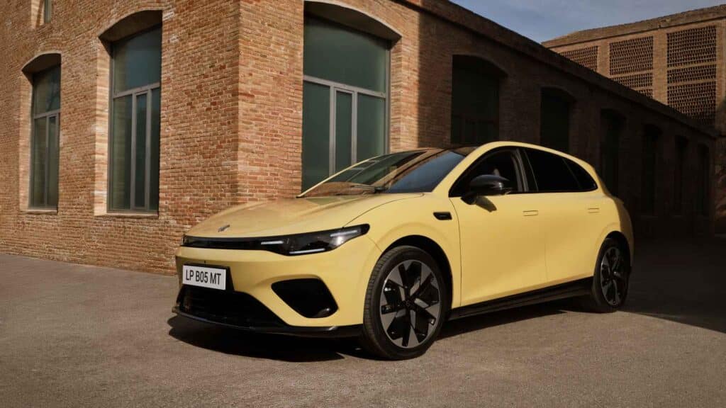 218 CV, tracción trasera y 482 km de autonomía todo esto por solo 19.500 € (con trampa): El Leapmotor B05 será el modelo que salvará a Stellantis