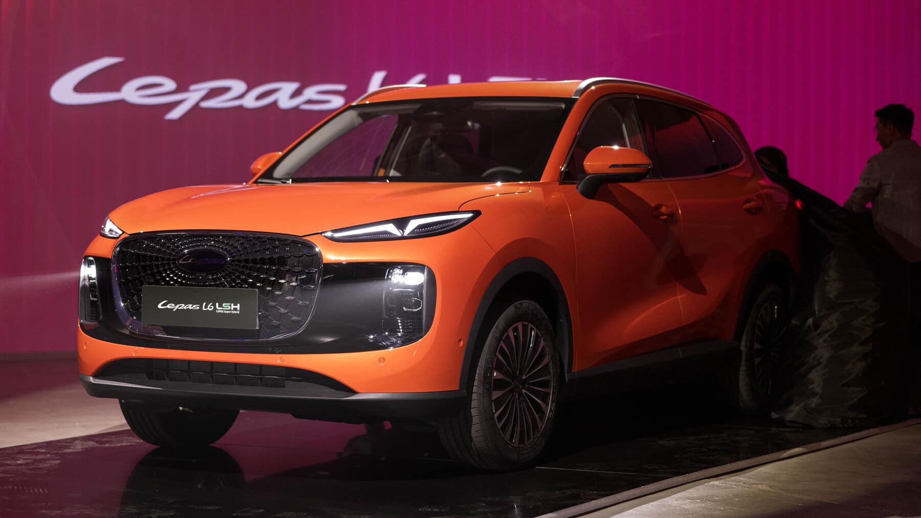Chery no teme hacerse la competencia a sí misma en Europa y estrena el nuevo Lepas L6 en Milán: etiqueta Cero, diseño de leopardo y un comportamiento afinado en Europa