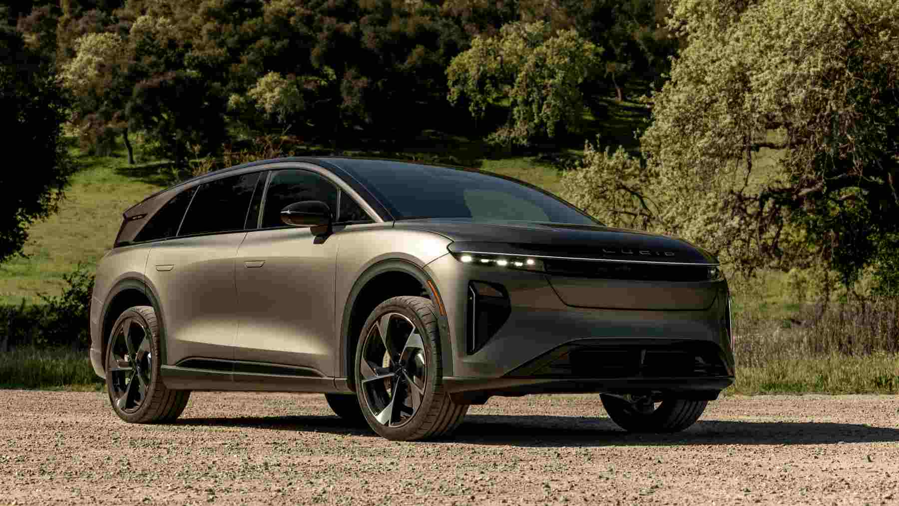 839 CV, 748 km de autonomía, 7 plazas y una IA que te pregunta si estás bien: llega a España (ya se ve por Madrid) el SUV americano anti-Tesla que quiere acabar con el Cayenne