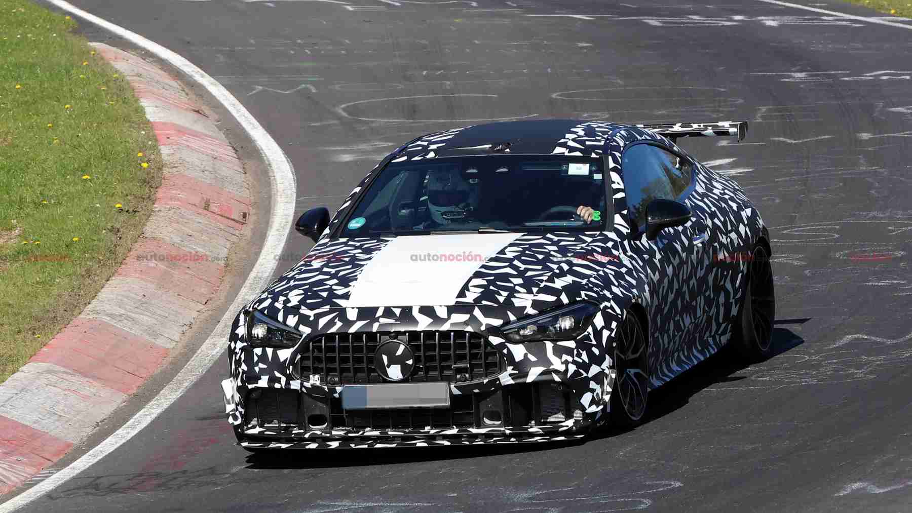 Mercedes está preparando un V8 tan salvaje que le han tenido que poner un alerón trasero descomunal para mantenerlo pegado al asfalto (y lo hemos cazado de pruebas)