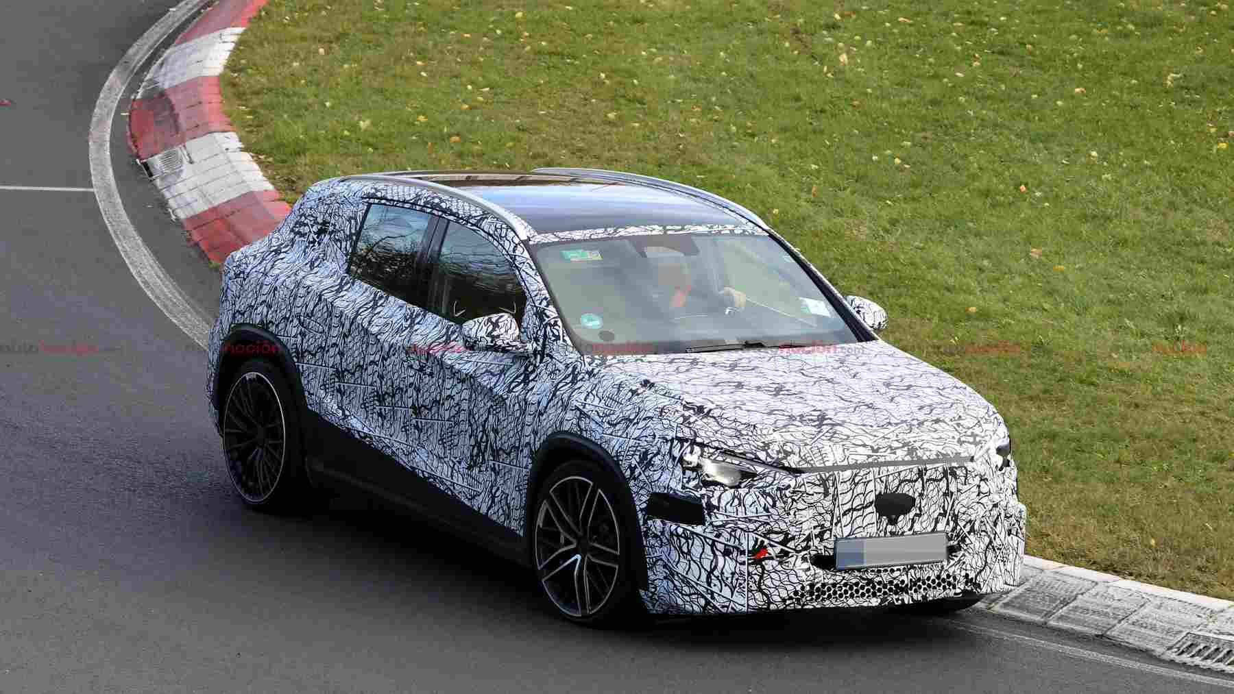 Pillamos al primer Mercedes-AMG GLA eléctrico de la historia camuflado