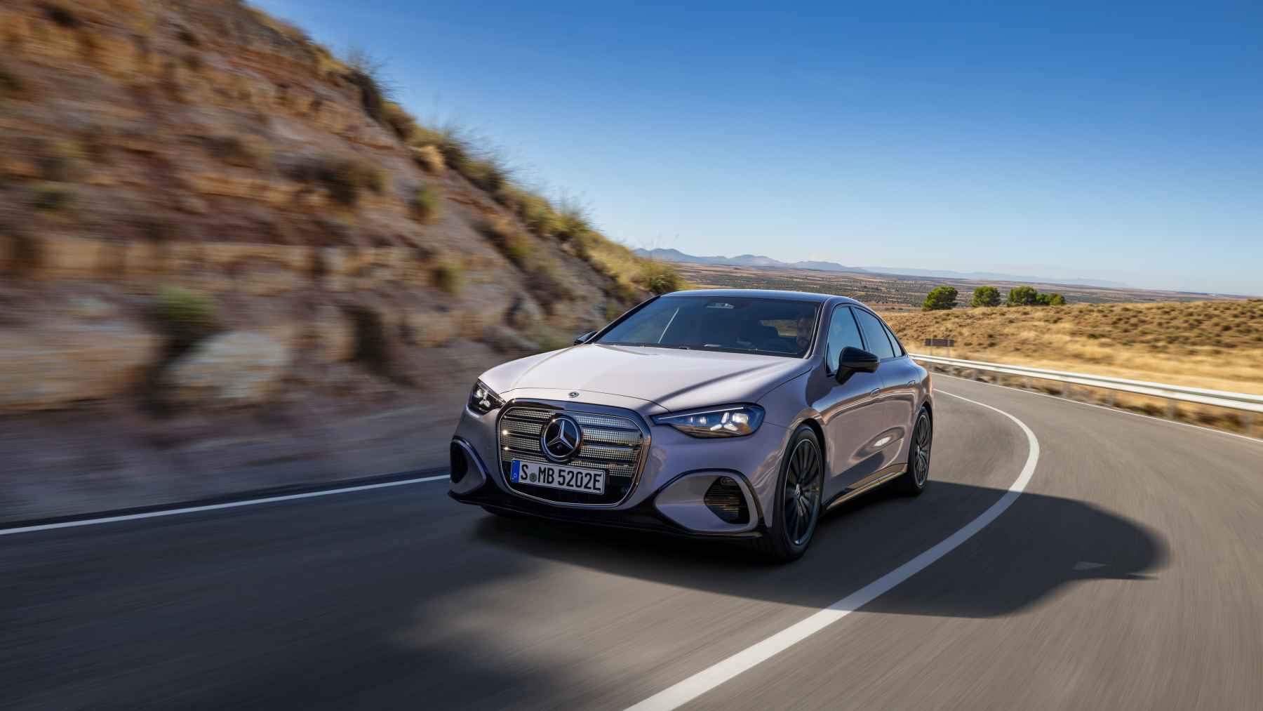 El Mercedes Clase C eléctrico ya tiene precio: Es muy bueno en todo sí pero incluso comparándolo con el Model 3 más top (Performance), sigue siendo 12.310 euros más caro