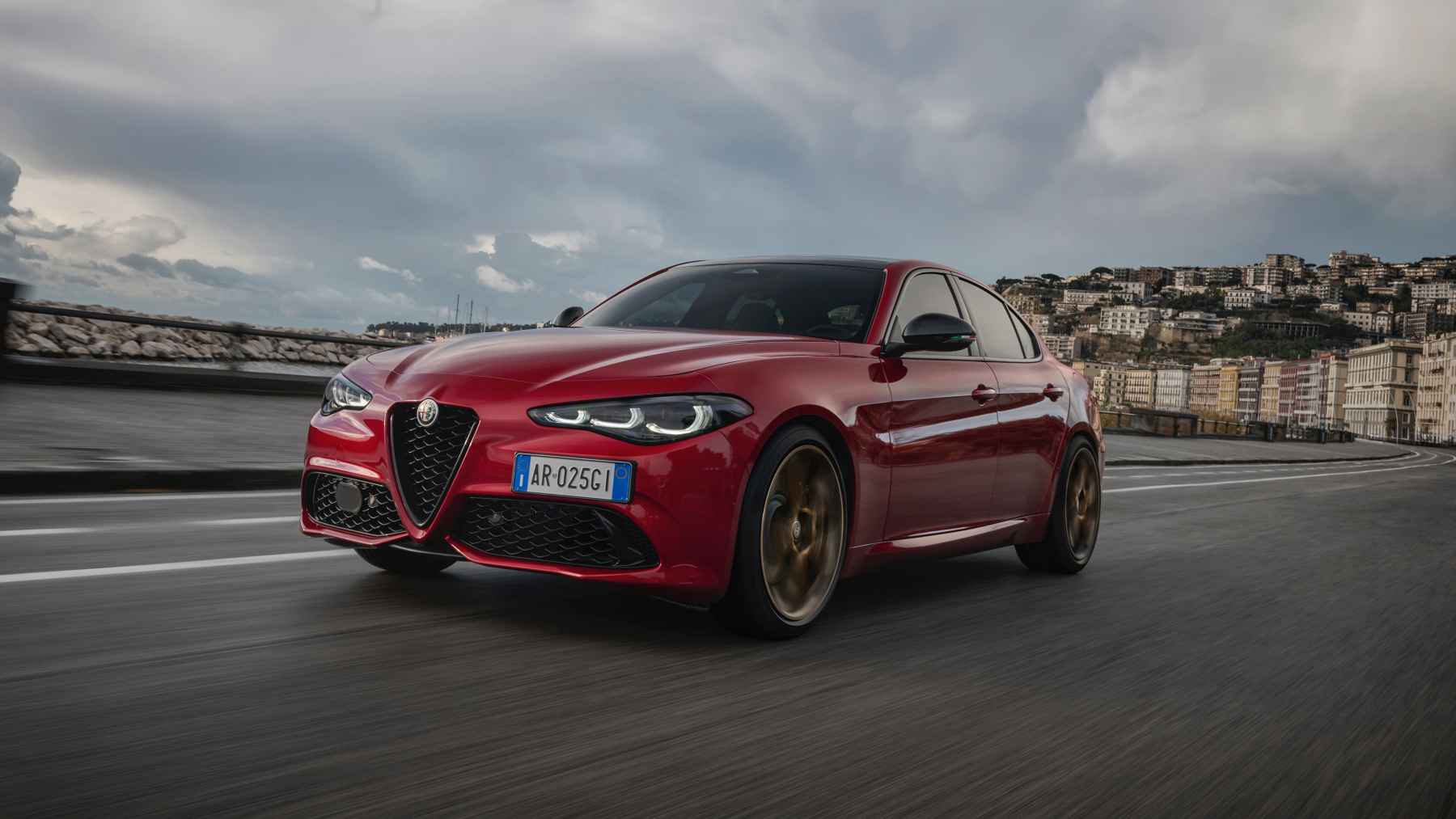 Los compactos deportivos no han muerto solo necesitaban el nuevo motor Hurricane 4 de Stellantis: 324 CV e hibridación… pero hay un problema