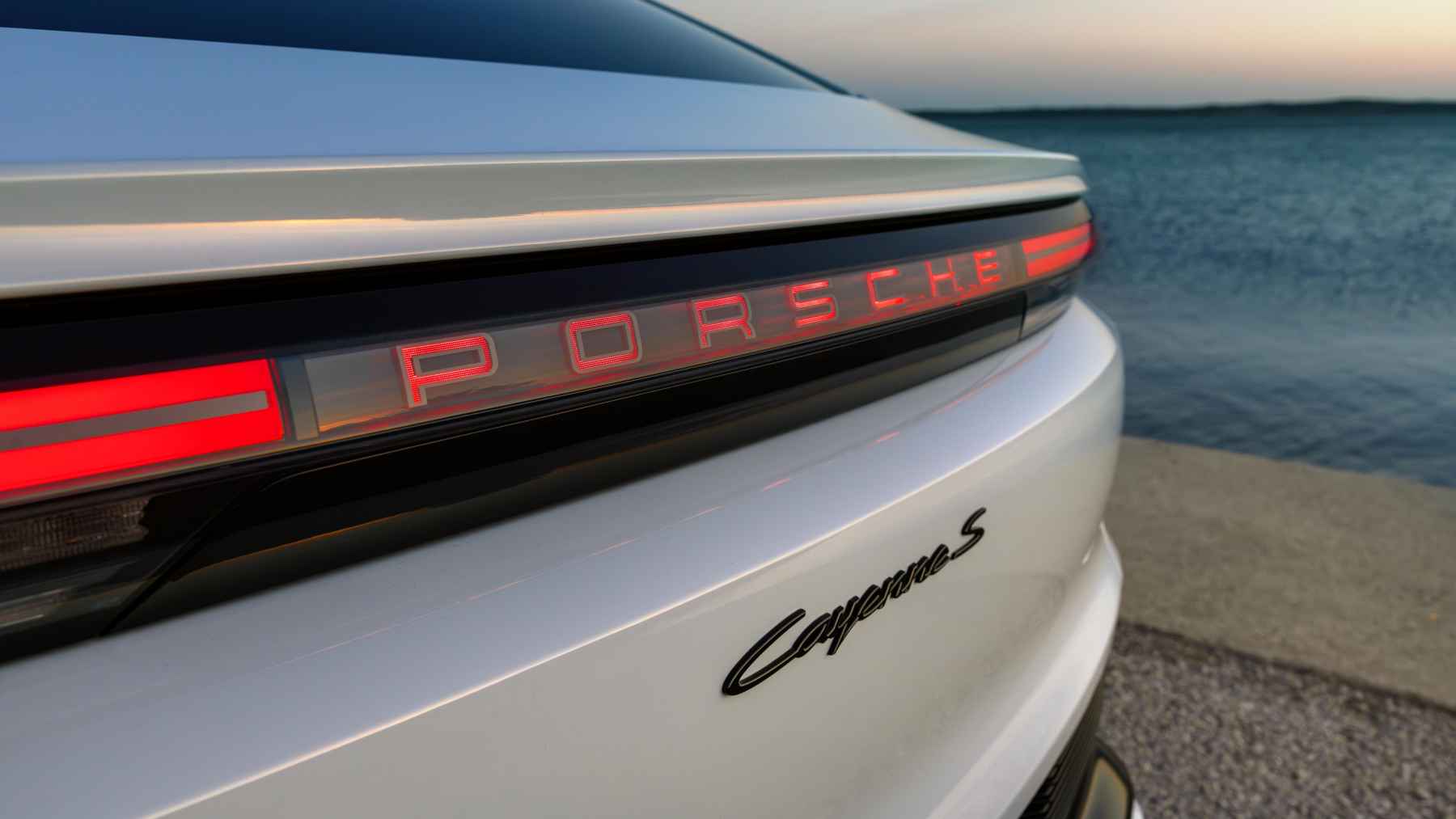 Porsche no reconoce que su estrategia no era la correcta y anuncia nuevos despidos porque según ellos, tienen que centrarse en hacer coches. El beneficio operativo cayó un 22 %