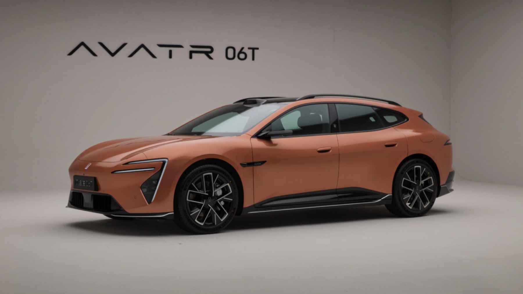 Con 955 CV, un 0-100 km/h en 2,8 segundos y 1.250 km combinados, este familiar chino es capaz de dejar pegado al asiento a tus hijos mientras adelantas superdeportivos de camino al cole. Todo por un precio inferior al de un Toyota Corolla