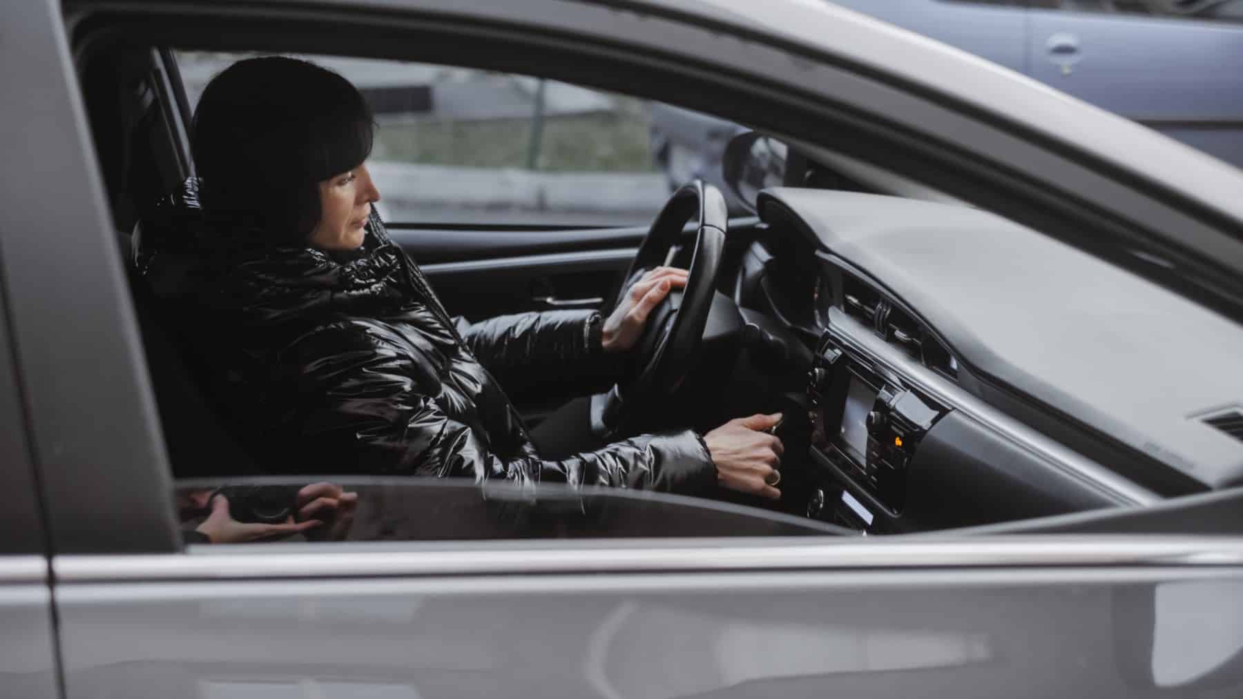 Conducir estando de baja: qué dice la norma, cuándo puedes y cuándo te la estás jugando