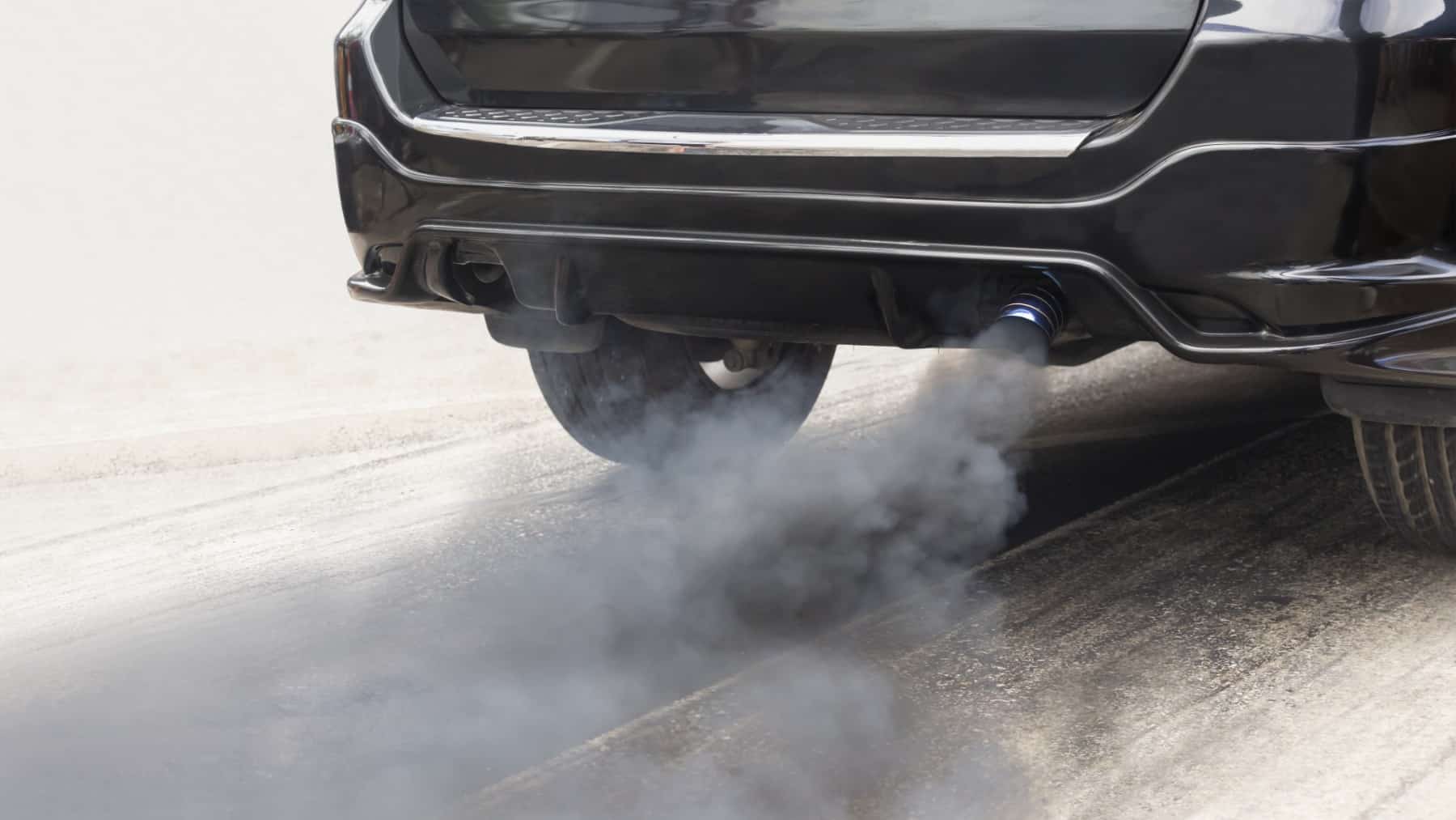 Humo en un coche diésel: qué pasa si sale humo, qué significa cada color y cuándo preocuparte