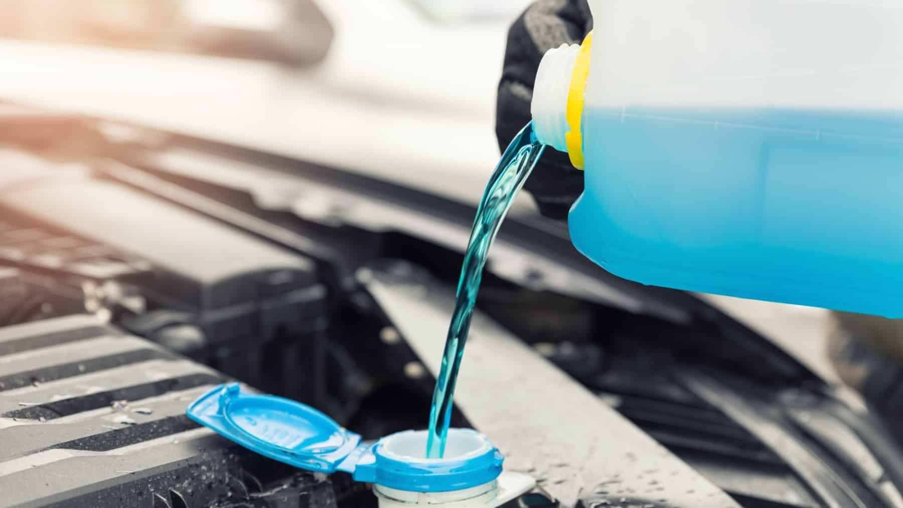 Líquido anticongelante: qué es, cómo saber cuál necesita tu coche y cómo rellenarlo sin liarla